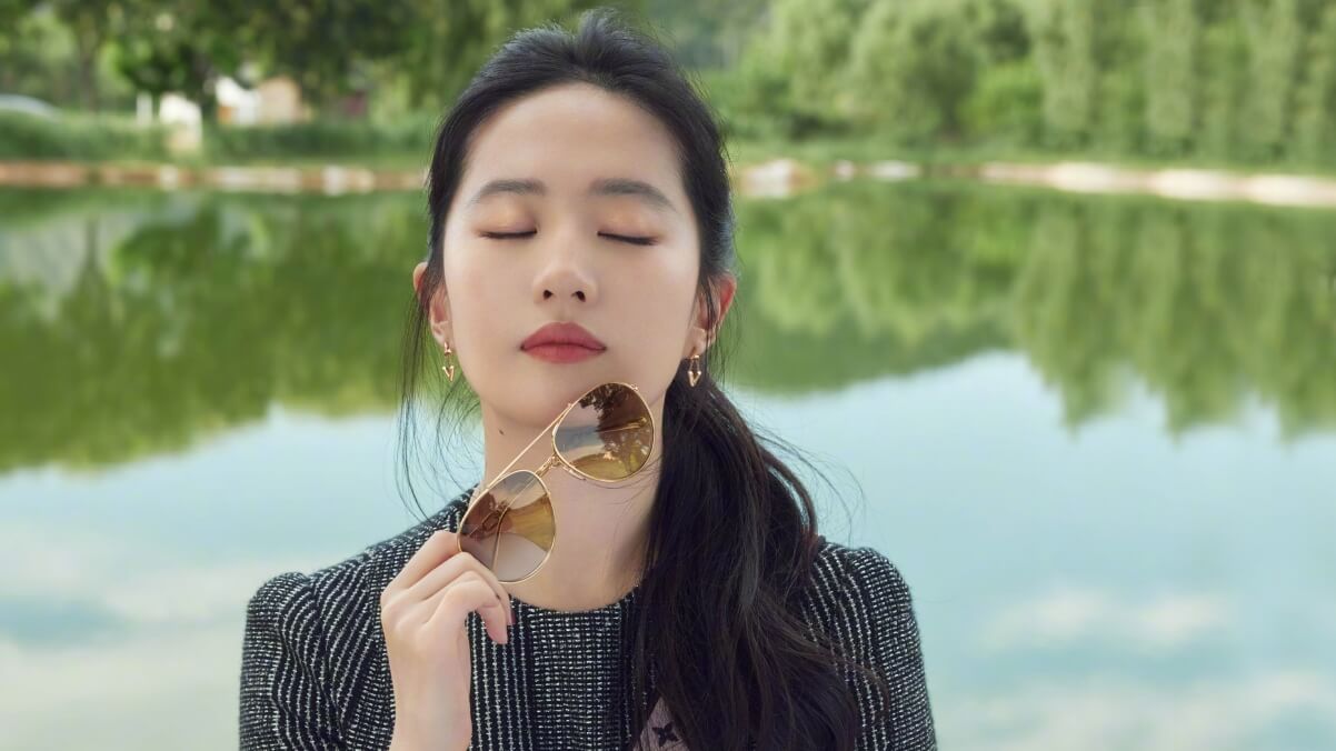 湖畔 美女 闭眼 刘亦菲 4k壁纸